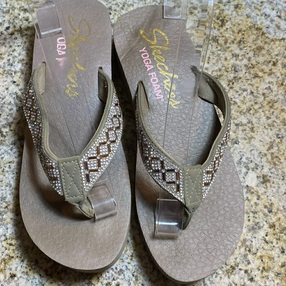 ✅Skechers yoga Foam Grey beaded wedge flip flops